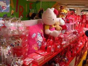 Des  Hello Kitty coussins, des peluches, des portes-clefs, des sacs � main