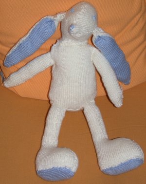 Un e peluche tricot�e en forme de lapin