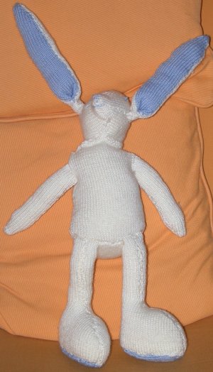 Un e peluche tricotée en forme de lapin